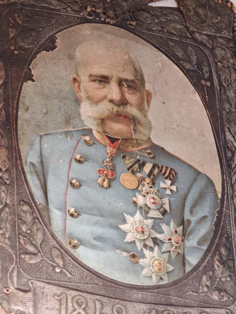 Dobový portrét císaře Františka Josefa I. v ozdobném rámu