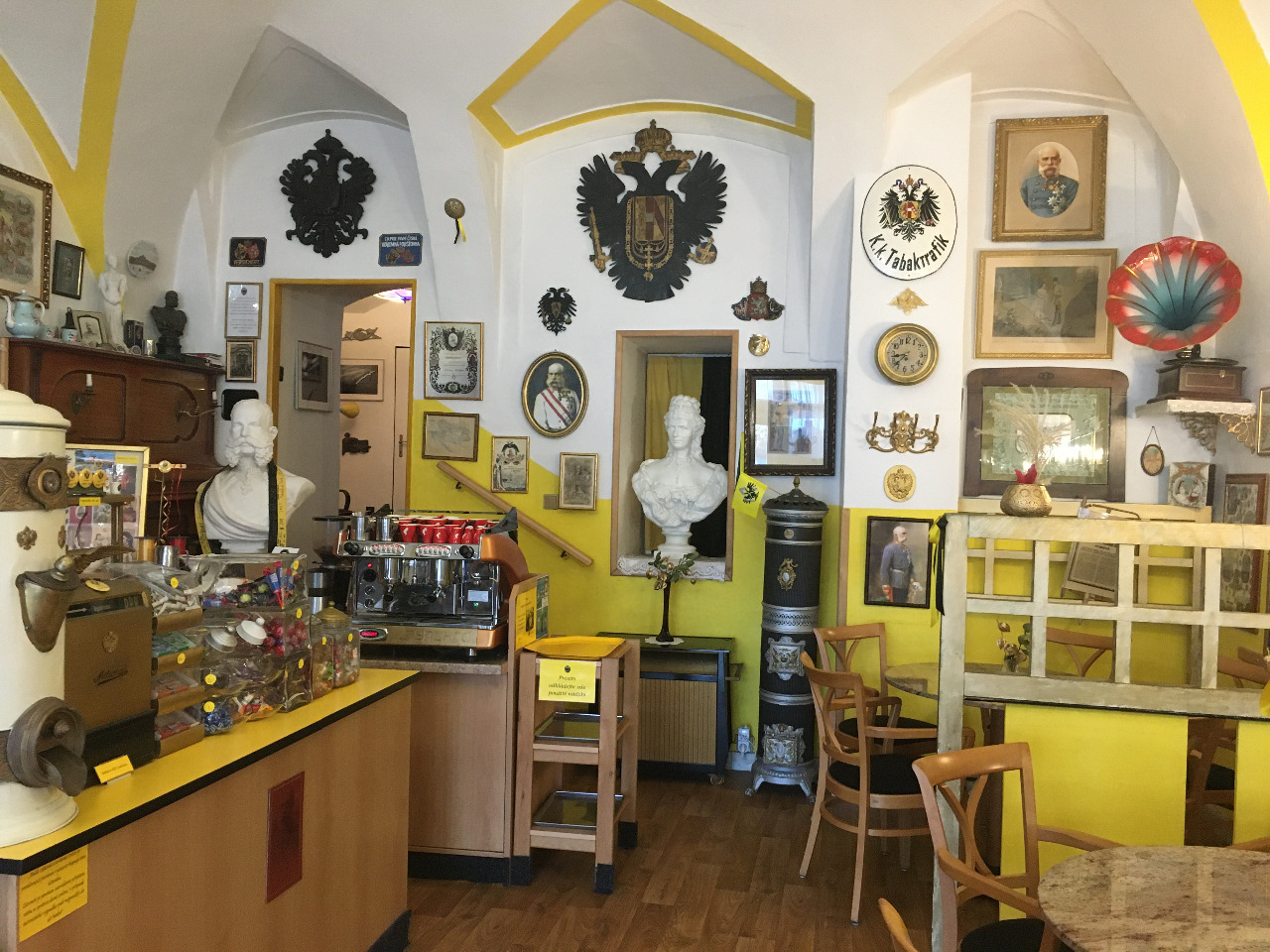 Šálek kávy Julius Meinl na mramorovém stolku